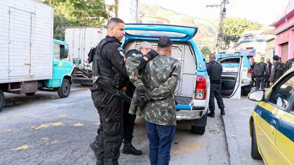 Rio de Janeiro 'da askeri operasyonlar. 7 Temmuz 2022, Rio de Janeiro, Brezilya: Askeri İnzibat üyeleri, Perşembe günü Rio de Janeiro 'nun kuzeyinde, Congonha, Faz Quem Quer ve Kajueiro tepelerinde, Madureira' da bir operasyon gerçekleştirdiler..