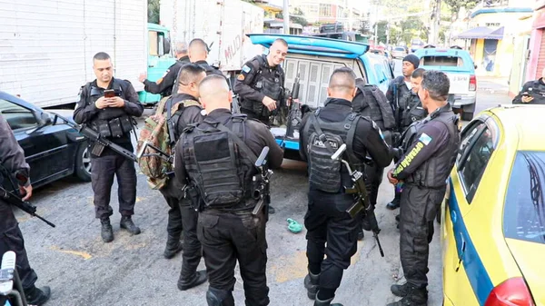 Rio de Janeiro 'da askeri operasyonlar. 7 Temmuz 2022, Rio de Janeiro, Brezilya: Askeri İnzibat üyeleri, Perşembe günü Rio de Janeiro 'nun kuzeyinde, Congonha, Faz Quem Quer ve Kajueiro tepelerinde, Madureira' da bir operasyon gerçekleştirdiler..