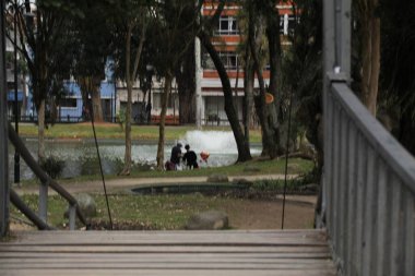 Curitiba 'nın en eskisi olan Passeio Publico' da görüş ve hareket. 8 Temmuz 2022, Curitiba, Parana, Brezilya: Curitiba 'nın en eski parkı Passeio Publico' da 8 Temmuz Cuma günü güneşli bir günde.