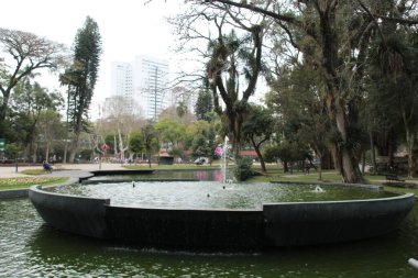 Curitiba 'nın en eskisi olan Passeio Publico' da görüş ve hareket. 8 Temmuz 2022, Curitiba, Parana, Brezilya: Curitiba 'nın en eski parkı Passeio Publico' da 8 Temmuz Cuma günü güneşli bir günde.