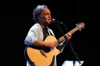 (Brezilyalı şarkıcılar Danilo Caymmi ve Claudio Nucci 'nin Curitiba' da sunumu. 8 Temmuz 2022, Curitiba, Parana, Brezilya: Brezilyalı şarkıcı Danilo Caymmi ve Claudio Nucci 'nin Salvador De Ferrante Auditorium' da sunumu (Guairinha)