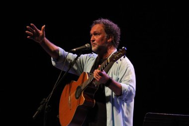 (Brezilyalı şarkıcılar Danilo Caymmi ve Claudio Nucci 'nin Curitiba' da sunumu. 8 Temmuz 2022, Curitiba, Parana, Brezilya: Brezilyalı şarkıcı Danilo Caymmi ve Claudio Nucci 'nin Salvador De Ferrante Auditorium' da sunumu (Guairinha)