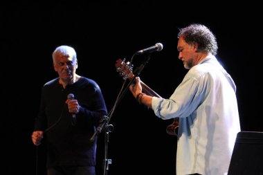 (Brezilyalı şarkıcılar Danilo Caymmi ve Claudio Nucci 'nin Curitiba' da sunumu. 8 Temmuz 2022, Curitiba, Parana, Brezilya: Brezilyalı şarkıcı Danilo Caymmi ve Claudio Nucci 'nin Salvador De Ferrante Auditorium' da sunumu (Guairinha)