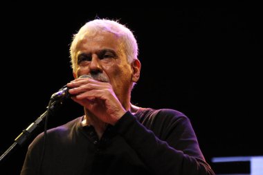 (Brezilyalı şarkıcılar Danilo Caymmi ve Claudio Nucci 'nin Curitiba' da sunumu. 8 Temmuz 2022, Curitiba, Parana, Brezilya: Brezilyalı şarkıcı Danilo Caymmi ve Claudio Nucci 'nin Salvador De Ferrante Auditorium' da sunumu (Guairinha)