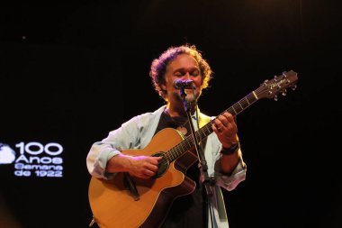 (Brezilyalı şarkıcılar Danilo Caymmi ve Claudio Nucci 'nin Curitiba' da sunumu. 8 Temmuz 2022, Curitiba, Parana, Brezilya: Brezilyalı şarkıcı Danilo Caymmi ve Claudio Nucci 'nin Salvador De Ferrante Auditorium' da sunumu (Guairinha)