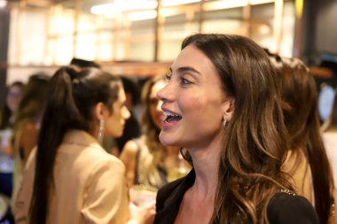 (Menos e Mais Grup Basın Konferansı Bir Sonraki Müzikal Projeleri. 8 Temmuz 2022, Sao Paulo, Brezilya: Projeler ve Pagode Fenomeni Turne Churrasquinho 2 hakkında bir basın toplantısı düzenlendi.