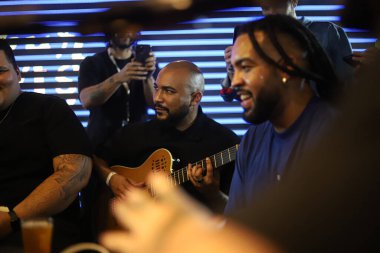 (Menos e Mais Grup Basın Konferansı Bir Sonraki Müzikal Projeleri. 8 Temmuz 2022, Sao Paulo, Brezilya: Projeler ve Pagode Fenomeni Turne Churrasquinho 2 hakkında bir basın toplantısı düzenlendi.