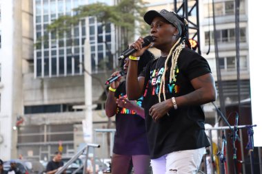 Caravan SV Experience Sao Paulo 'daki Largo do Arouche' da düzenlenmektedir. 10 Temmuz 2022, Sao Paulo, Brezilya: Şarkıcılar Pepe ve Nenem, 10 Pazar günü Sao Paulo şehir merkezindeki Largo do Arouche 'da düzenlenen SV Experience kervanında bir konser verdiler.). 