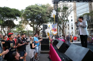 Caravan SV Experience Sao Paulo 'daki Largo do Arouche' da düzenlenmektedir. 10 Temmuz 2022, Sao Paulo, Brezilya: Brezilyalı şarkıcı Byafra, 10 Pazar günü Sao Paulo şehir merkezindeki Largo do Arouche 'da düzenlenen Caravan SV Experience' de konser verdi.). 