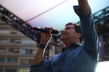 (Caravan SV Experience Sao Paulo 'daki Largo do Arouche' da düzenlenmektedir. 10 Temmuz 2022, Sao Paulo, Brezilya: Brezilyalı şarkıcı Italo Coutinho, Largo do Arouche, Sao Paulo 'da 10 Pazar günü düzenlenen Caravan SV Experience' de bir gösteri sırasında)