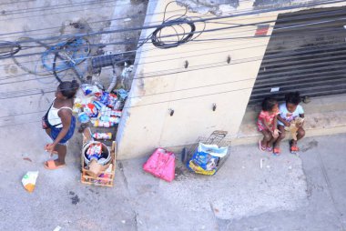 İnsanlar Rio de Janeiro 'daki bir süpermarketin çöpe attığı yiyecekleri topluyor. 11 Temmuz 2022, Rio de Janeiro, Brezilya: İddiaya göre insanlar çöpten yiyecek ve ürün toplarken yakalandı 