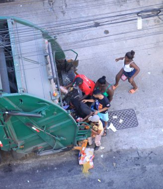 İnsanlar Rio de Janeiro 'daki bir süpermarketin çöpe attığı yiyecekleri topluyor. 11 Temmuz 2022, Rio de Janeiro, Brezilya: İddiaya göre insanlar çöpten yiyecek ve ürün toplarken yakalandı 