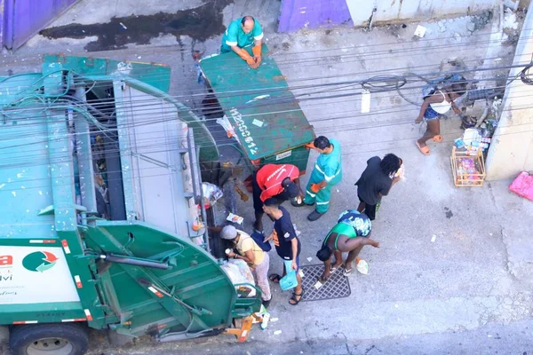 Gente Recoge Comida Basura Descartada Por Supermercado Río Janeiro Julio — Foto de Stock