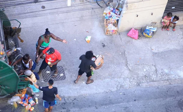 Lidé Sbírají Jídlo Odpadků Vyhozených Supermarketem Rio Janeiru Července 2022 — Stock fotografie