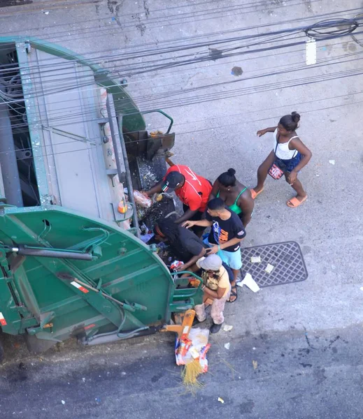 Pessoas Coletam Alimentos Lixo Descartado Por Supermercado Rio Janeiro Julho — Fotografia de Stock