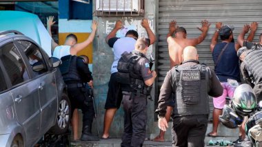 Rio de Janeiro 'da polisle suçlular arasında ölümcül çatışmalar. 12 Temmuz 2022, Rio de Janeiro, Brezilya: Rio de Janeiro 'nun Kuzey Bölgesi' nde Manguinhos 'da Avenida Leopoldo Bulhoes' da meydana gelen silahlı saldırı, 12 Salı günü en az altı kişinin ölümüne neden oldu.).