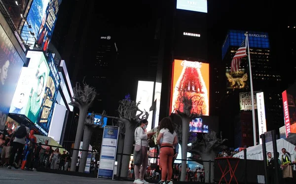 นไม หมากฝร งหวานของ Charles Gainess โครงการศ ลปะสาธารณะคร งแรกท Times Square — ภาพถ่ายสต็อก