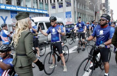 New York 'ta Yaralı Savaşçılar Bisiklet Turu. 14 Temmuz 2022, New York, ABD: Yaralı Savaşçılar Projesi kapsamında Amerikan Yaralı Savaşçıları, New York 'ta bir bisiklet turu düzenledi.. 