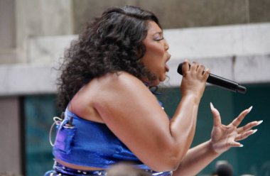 Lizzo, bugün Rockefeller Center 'daki NBC Yaz Konser Serisi' nde canlı performans sergiliyor. 15 Temmuz 2022, New York, ABD: Melissa Viviane Jefferson, bilinen adıyla Lizzo, Amerikalı şarkıcı, rapçi ve söz yazarı.