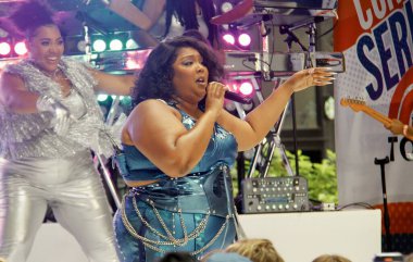 Lizzo, bugün Rockefeller Center 'daki NBC Yaz Konser Serisi' nde canlı performans sergiliyor. 15 Temmuz 2022, New York, ABD: Melissa Viviane Jefferson, bilinen adıyla Lizzo, Amerikalı şarkıcı, rapçi ve söz yazarı.