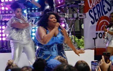 Lizzo, bugün Rockefeller Center 'daki NBC Yaz Konser Serisi' nde canlı performans sergiliyor. 15 Temmuz 2022, New York, ABD: Melissa Viviane Jefferson, bilinen adıyla Lizzo, Amerikalı şarkıcı, rapçi ve söz yazarı.
