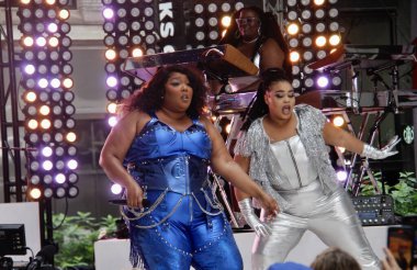 Lizzo, bugün Rockefeller Center 'daki NBC Yaz Konser Serisi' nde canlı performans sergiliyor. 15 Temmuz 2022, New York, ABD: Melissa Viviane Jefferson, bilinen adıyla Lizzo, Amerikalı şarkıcı, rapçi ve söz yazarı.