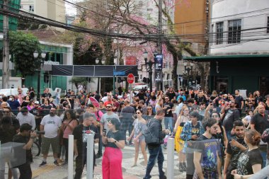 Curitiba 'da halk Dünya Rock Günü' nün tadını çıkarıyor. 16 Temmuz 2022, Curitiba, Parana, Brezilya: Curitiba 'daki Hard Rock Cafe' nin iç ve dış bölgelerinde düzenlenen bir etkinlikte, ilk Dünya Rock Günü 'nün cazibesinin tadını çıkarmaktadır.