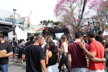 Curitiba 'da halk Dünya Rock Günü' nün tadını çıkarıyor. 16 Temmuz 2022, Curitiba, Parana, Brezilya: Curitiba 'daki Hard Rock Cafe' nin iç ve dış bölgelerinde düzenlenen bir etkinlikte, ilk Dünya Rock Günü 'nün cazibesinin tadını çıkarmaktadır.