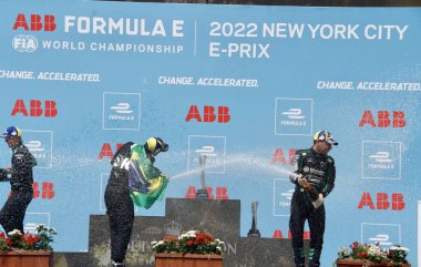 The 2022 NYC Formula E-PRIX podyumu. 16 Temmuz 2022, New York, ABD: Yeni Zelandalı Nick Cassidy (araba 37), 16 Temmuz Cumartesi günü FIA Brooklyn sokak pisti Brezilya 'da düzenlenen 2022 New York Formula E -Prix final yarışını kazandı.