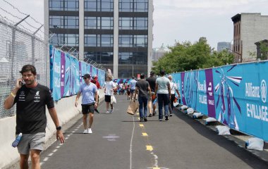 2022 NYC Formula E-PRIX Genel Görünümü. 16 Temmuz 2022, New York, ABD: New York City Formula E -Prix 'nin genel görünümü, 15 Temmuz Cuma ile 17 Temmuz Pazar tarihleri arasında FIA Brooklyn caddesi New York pistinde gerçekleşmektedir. Anne!