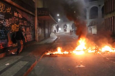 Rio de Janeiro 'daki bir polis operasyonu sırasında ölen bir adamın ardından Lapa Mahallesi' nde barikatlarla kapatıldı. 18 Temmuz 2022, Rio de Janeiro, Brezilya: Lapa bölgesindeki bir operasyon sırasında askeri polis sakinleriyle çatışmaya girdi