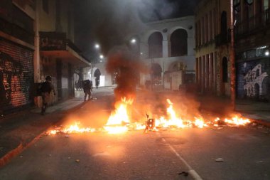 Rio de Janeiro 'daki bir polis operasyonu sırasında ölen bir adamın ardından Lapa Mahallesi' nde barikatlarla kapatıldı. 18 Temmuz 2022, Rio de Janeiro, Brezilya: Lapa bölgesindeki bir operasyon sırasında askeri polis sakinleriyle çatışmaya girdi
