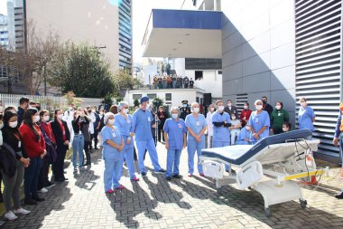 Brezilya Sivil Savunması Curitiba kentindeki hastanelerde acil durum tatbikatı gerçekleştiriyor. 19 Temmuz 2022, Curitiba, Parana, Brezilya: Sao Vicente ve Cruz Vermelha hastanelerindeki Sivil Savunma tarafından acil durum tatbikatı gerçekleştirildi