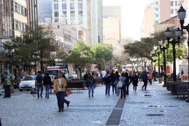 Curitiba şehrinde hava çok güzel. 19 Temmuz 2022, Curitiba, Parana, Brezilya: Curitiba şehir merkezinde iki yağmurlu günün ardından, 19 Temmuz Salı günü, Parana 'nın başkentinde serin ve güneşli hava ile birlikte hareket. 