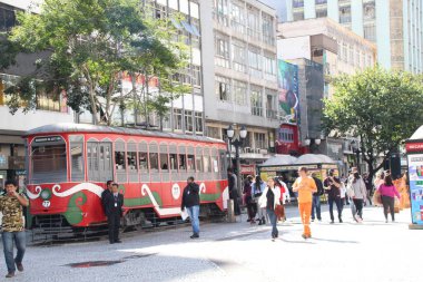 Curitiba şehrinde hava çok güzel. 19 Temmuz 2022, Curitiba, Parana, Brezilya: Curitiba şehir merkezinde iki yağmurlu günün ardından, 19 Temmuz Salı günü, Parana 'nın başkentinde serin ve güneşli hava ile birlikte hareket. 