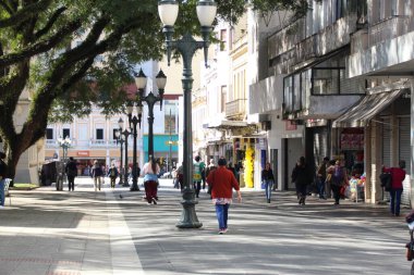 Curitiba şehrinde hava çok güzel. 19 Temmuz 2022, Curitiba, Parana, Brezilya: Curitiba şehir merkezinde iki yağmurlu günün ardından, 19 Temmuz Salı günü, Parana 'nın başkentinde serin ve güneşli hava ile birlikte hareket. 