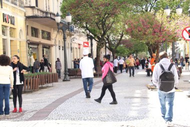 Curitiba şehrinde hava çok güzel. 19 Temmuz 2022, Curitiba, Parana, Brezilya: Curitiba şehir merkezinde iki yağmurlu günün ardından, 19 Temmuz Salı günü, Parana 'nın başkentinde serin ve güneşli hava ile birlikte hareket. 