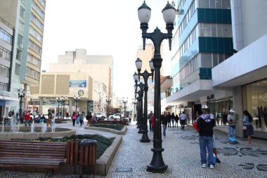 Curitiba şehrinde hava çok güzel. 19 Temmuz 2022, Curitiba, Parana, Brezilya: Curitiba şehir merkezinde iki yağmurlu günün ardından, 19 Temmuz Salı günü, Parana 'nın başkentinde serin ve güneşli hava ile birlikte hareket. 