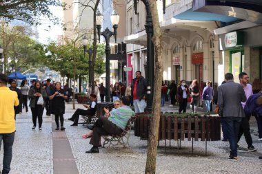 Curitiba şehrinde hava çok güzel. 19 Temmuz 2022, Curitiba, Parana, Brezilya: Curitiba şehir merkezinde iki yağmurlu günün ardından, 19 Temmuz Salı günü, Parana 'nın başkentinde serin ve güneşli hava ile birlikte hareket. 