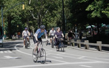 Central Park 'ta güneşli bir gün. 19 Temmuz 2022, New York, ABD: Bazıları Central Park 'ı gezerken, müzik dinlerken, kürek çekerken, resim çekerken, spor yaparken ve hatta kaplumbağaları beslerken görülüyor. 