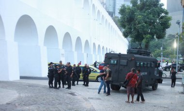 Rio de Janeiro şehir merkezindeki Lapa sokaklarında bir adamı öldüren operasyondan sonra askeri polis zırhlı araç devriye geziyor. 19 Temmuz 2022, Rio de Janeiro, Brezilya: Zırhlı askeri polis arabası Lapa sokaklarında devriye geziyor