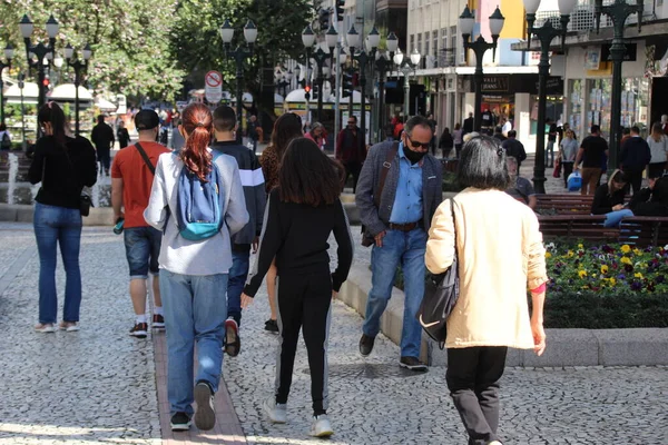 Curitiba şehrinde hava çok güzel. 19 Temmuz 2022, Curitiba, Parana, Brezilya: Curitiba şehir merkezinde iki yağmurlu günün ardından, 19 Temmuz Salı günü, Parana 'nın başkentinde serin ve güneşli hava ile birlikte hareket. 