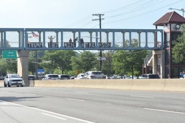 Paramus, NJ 'deki üst geçitte Donald Trump' a karşı protesto. 22 Temmuz 2022, Paramus, Nova Jersey, ABD: Paramus, New Jersey 'deki otoyol üst geçidinde protesto, eski ABD Başkanı Donald Trump' ın 187 dakikalık eylemsizlik iddiasına karşı 