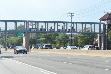 Paramus, NJ 'deki üst geçitte Donald Trump' a karşı protesto. 22 Temmuz 2022, Paramus, Nova Jersey, ABD: Paramus, New Jersey 'deki otoyol üst geçidinde protesto, eski ABD Başkanı Donald Trump' ın 187 dakikalık eylemsizlik iddiasına karşı 