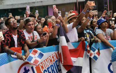 Romeo Santos, bugün Rockefeller Plaza 'daki NBC Yaz Konser Serisi' nde canlı performans sergiliyor. 22 Temmuz 2022, New York, ABD: Dominikli Amerikalı şarkıcı Romeo Santos 