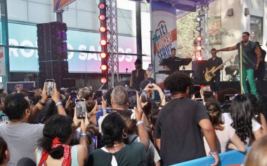 Romeo Santos, bugün Rockefeller Plaza 'daki NBC Yaz Konser Serisi' nde canlı performans sergiliyor. 22 Temmuz 2022, New York, ABD: Dominikli Amerikalı şarkıcı Romeo Santos 
