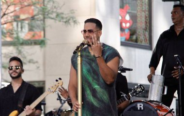 Romeo Santos, bugün Rockefeller Plaza 'daki NBC Yaz Konser Serisi' nde canlı performans sergiliyor. 22 Temmuz 2022, New York, ABD: Dominikli Amerikalı şarkıcı Romeo Santos 