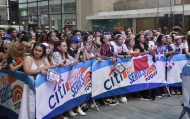 Romeo Santos, bugün Rockefeller Plaza 'daki NBC Yaz Konser Serisi' nde canlı performans sergiliyor. 22 Temmuz 2022, New York, ABD: Dominikli Amerikalı şarkıcı Romeo Santos 