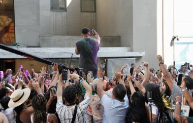 Romeo Santos, bugün Rockefeller Plaza 'daki NBC Yaz Konser Serisi' nde canlı performans sergiliyor. 22 Temmuz 2022, New York, ABD: Dominikli Amerikalı şarkıcı Romeo Santos 