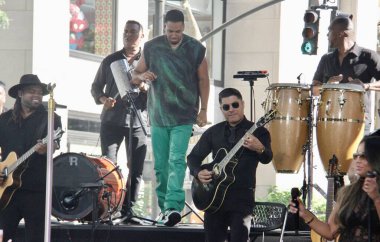 Romeo Santos, bugün Rockefeller Plaza 'daki NBC Yaz Konser Serisi' nde canlı performans sergiliyor. 22 Temmuz 2022, New York, ABD: Dominikli Amerikalı şarkıcı Romeo Santos 